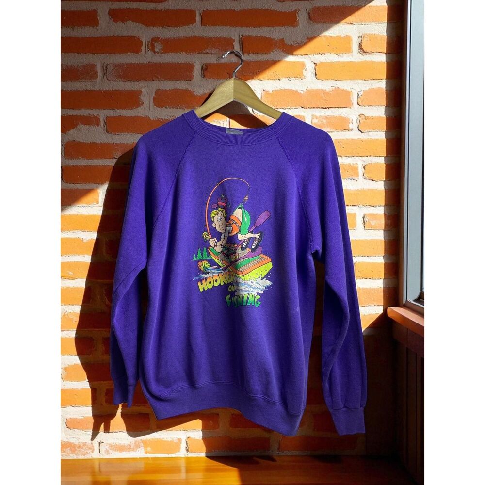 Vintage Hanes “Hooked on Fishing” Purple Graphic Sweatshirt – Size L